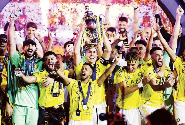 رونالدو يقود النصر لأول دوري سعودي منذ 2019 وسط احتفال باكي