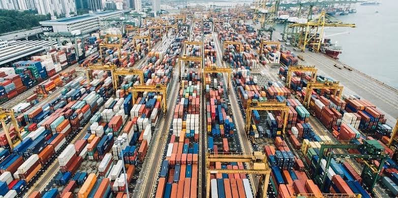 فائض التجارة الأوروبية ينخفض إلى 12.7 مليار يورو في الربع الأول