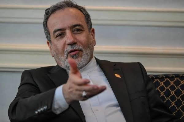 عراقجي وويتكوف يتجهان إلى سويسرا وغروسي يترقب انطلاق المحادثات النووية